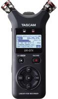 Tascam DR-07X портативный PCM стерео рекордер с встроенными микрофонами, WAV/MP3, габариты 90 mm × 158 mm × 26 mm, вес без батареек 130 гр.